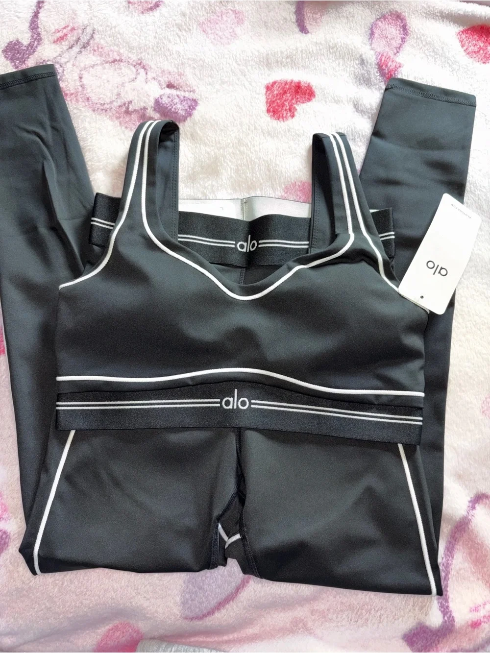 ALO Yoga Black Sports Bra with White Piping Leggins